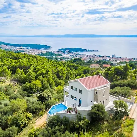 Vila Sleeps 8 With Pool Air Con And Wifi