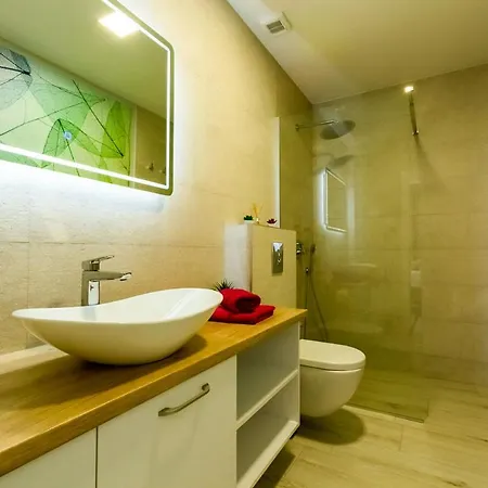 Vila Sleeps 8 With Pool Air Con And Wifi