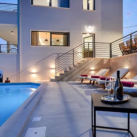 Vila Sleeps 8 With Pool Air Con And Wifi Makarská