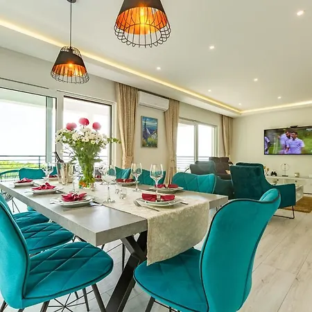 Vila Sleeps 8 With Pool Air Con And Wifi Makarská