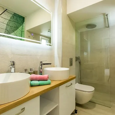 Sleeps 8 With Pool Air Con And Wifi Vila