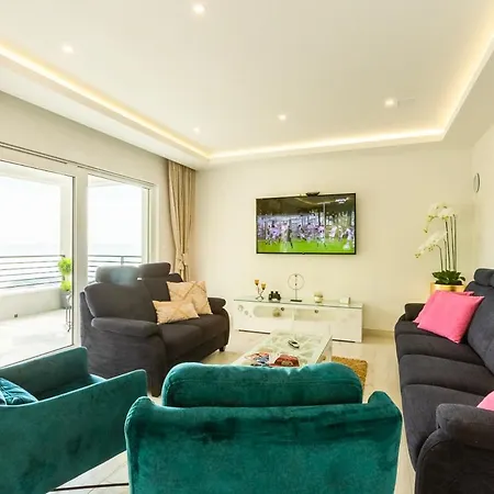 Sleeps 8 With Pool Air Con And Wifi Vila
