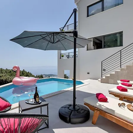 Vila Sleeps 8 With Pool Air Con And Wifi Makarská