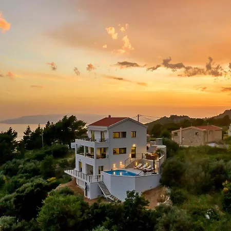 Sleeps 8 With Pool Air Con And Wifi Vila