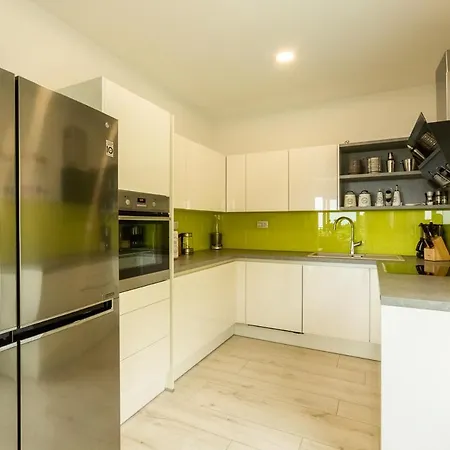 Sleeps 8 With Pool Air Con And Wifi Makarská