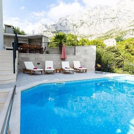 Sleeps 8 With Pool Air Con And Wifi Makarská