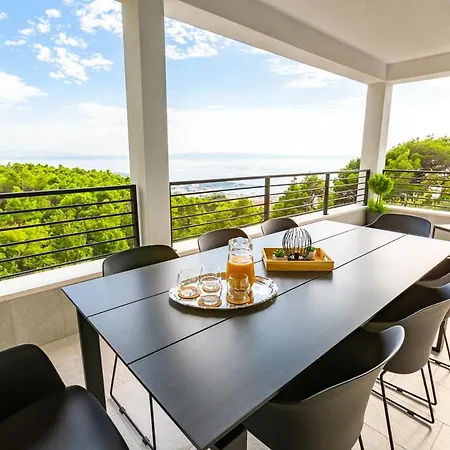 Vila Sleeps 8 With Pool Air Con And Wifi *