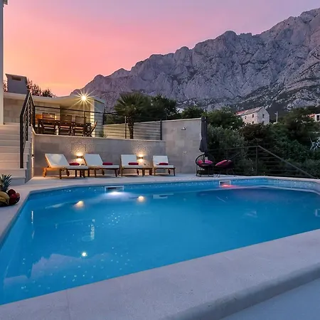 Sleeps 8 With Pool Air Con And Wifi *