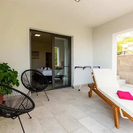 Sleeps 8 With Pool Air Con And Wifi Vila Makarská