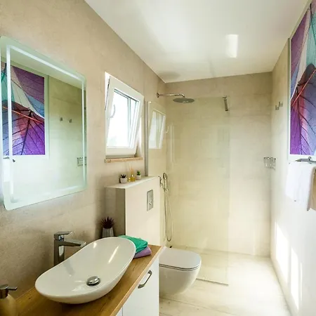 Vila Sleeps 8 With Pool Air Con And Wifi