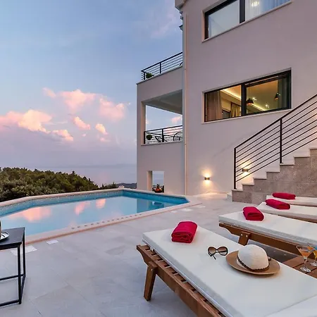 Sleeps 8 With Pool Air Con And Wifi Vila *