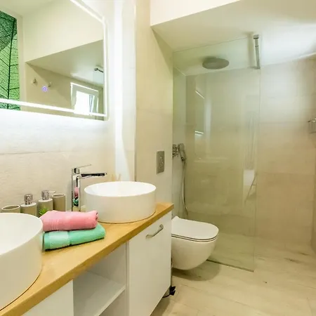 Sleeps 8 With Pool Air Con And Wifi Vila Makarská
