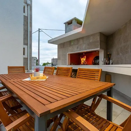 Sleeps 8 With Pool Air Con And Wifi Vila