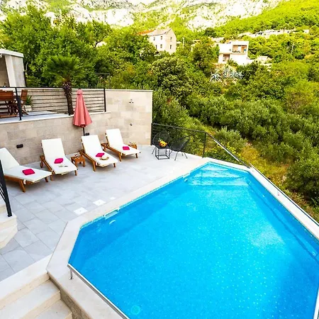 Vila Sleeps 8 With Pool Air Con And Wifi Makarská