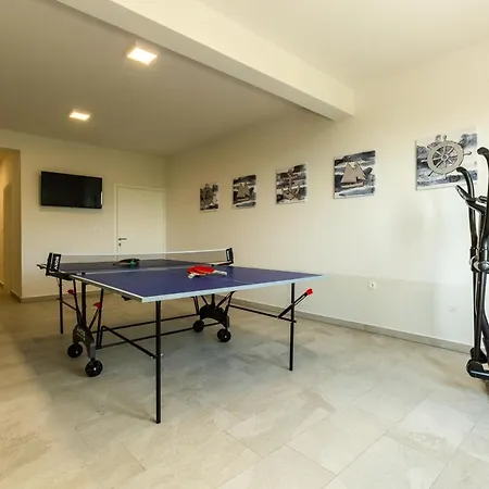 Vila Sleeps 8 With Pool Air Con And Wifi
