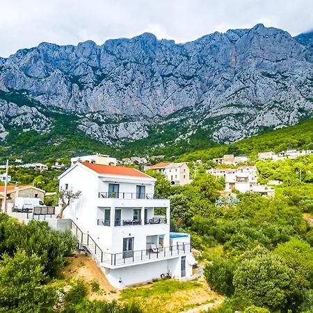 Sleeps 8 With Pool Air Con And Wifi Vila