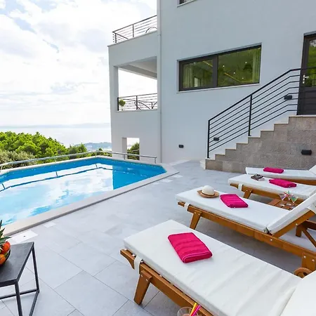 Sleeps 8 With Pool Air Con And Wifi * Makarská