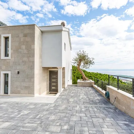 Vila Sleeps 8 With Pool Air Con And Wifi *