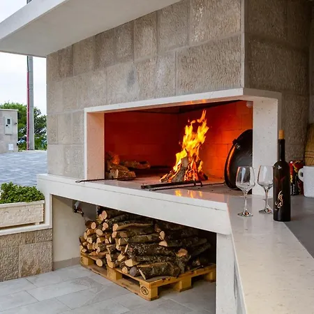 Vila Sleeps 8 With Pool Air Con And Wifi Makarská
