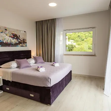 Sleeps 8 With Pool Air Con And Wifi Vila *