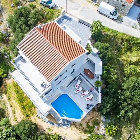 Sleeps 8 With Pool Air Con And Wifi * Makarská