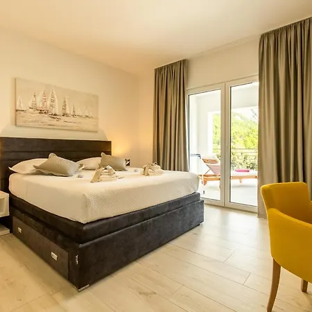 Vila Sleeps 8 With Pool Air Con And Wifi Makarská